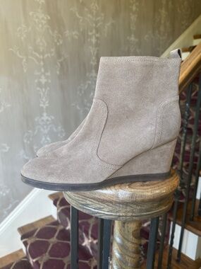 EVOLVE by ease spirit, ladies suede ankle booty excellent condition size 10